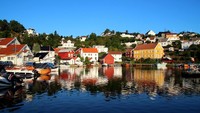Bahkan gedung-gedung perkantoran yang dibangun menghadap ke danau atau pegunungan. Alasannya, adalah agar para karyawan tidak stress saat bekerja. Kalau pikiran penat, pandangi saja pemandangan yang cantik dari jendela (Visit Norway)