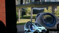 Konsep CASE (Connected, Autonomous, Shared and Services, dan Electric) yang diusungnya cukup menjelaskan kenapa kendaraan ini bakal sangat efisien. Selain tidak perlu sopir, pemilik mobil ini juga bisa saling berbagi dengan pengguna lain dengan rute yang sama.