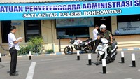 AKP Jalaludin SH, selaku Kasatlantas Polres Bondowoso menyampaikan terima kasih kepada Yonif R 514/9/2 Kostrad atas kerja samanya membantu menertibkan dalam taat berlalu lintas dengan pembuatan SIM kepada anggota dan keluraganya. Dengan adanya pelaksanaan pembuatan SIM Kolektif tersebut, Prajurit Yonif Raider 514 Kostrad dan keluarga merasa sangat terbantu dengan bantuan yang diberikan pihak Satlantas Polres Bondowoso, sehingga kerjasama yang erat tersebut akan terus dilaksanakan secara berkelanjutan. Dok. Penkostrad.