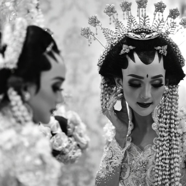 Aya tampak sangat cantik di hari pernikahannya dengan riasan pengantin Jawa. Makeup Aya ini merupakan hasil karya makeup artist Bennu Sorumba. Foto: Dok. Instagram Rio Motret dan Lemotionphoto