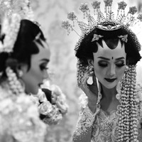 Aya tampak sangat cantik di hari pernikahannya dengan riasan pengantin Jawa. Makeup Aya ini merupakan hasil karya makeup artist Bennu Sorumba. Foto: Dok. Instagram Rio Motret dan Lemotionphoto