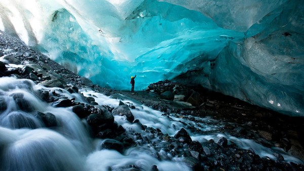 Di padang es Juneau ini ada Gletser Mendenhall. Jika traveler merupakan penggemar film-film Superman, suasana di dalam Gletser Mendenhall tidak ada ubahnya dengan Fortress of Solitude milik Clark Kent yang dipenuhi kristal (Eric Guth/BBC) Di padang es Juneau ini ada Gletser Mendenhall. Jika traveler merupakan penggemar film-film Superman, suasana di dalam Gletser Mendenhall tidak ada ubahnya dengan Fortress of Solitude milik Clark Kent yang dipenuhi kristal (Eric Guth/BBC)