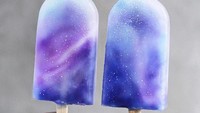 Galaxy es krim ini sangatlah menawan. Dobuat dengan santan, coconut nectar, butterfly pea tea dan jus blueberry. Sayang ya untuk dimakan. Foto: Instagram naturally.jo