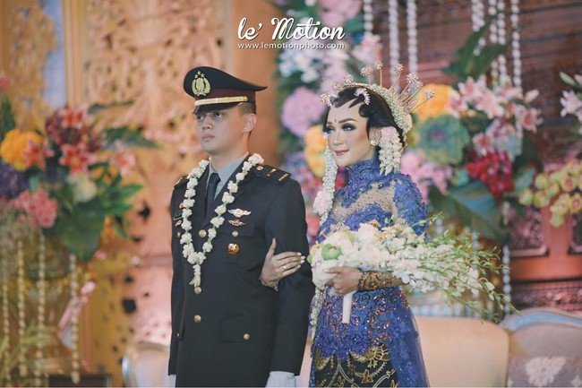 Pernikahan Aya dan Aldhi digelar meriah dengan dihadiri ribuan tamu undangan. Menurut sang bupati, dia membagikan 6.000 undangan untuk acara resepsi pernikahan putrinya. Foto: Dok. Instagram Rio Motret dan Lemotionphoto