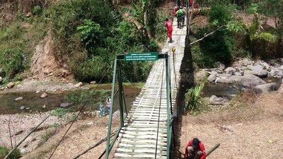 Kostrad Bangun Jembatan gantung di Garut