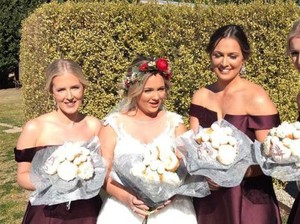 Sedang Tren! Bridesmaids Kini Tak Bawa Buket Bunga Tapi Buket Donat
