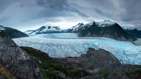 Daerah Alaska di bagian Utara AS memang terkenal dingin. Pemandangan padang es Juneau yang memesona pun dapat traveler lihat di sana (Eric Guth/BBC) Daerah Alaska di bagian Utara AS memang terkenal dingin. Pemandangan padang es Juneau yang memesona pun dapat traveler lihat di sana (Eric Guth/BBC)