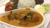 Mampir ke PappaRich juga bisa cicip nasi lemak. Kari ayam, sambal goreng udang, irisan telur rebus, teri dan kacang goreng jadi lauk pendampingnya. Foto: dok. detikFood
