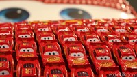 Namun yang membuatnya menarik adalah mobil ini terbuat dari 5.500 mobil-mobilan berukuran kecil yang disusun hingga membentuk karakter McQueen. Foto: AN Uyung Pramudiarja