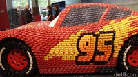 Mudah sekali dikenali, ini adalah Lightning McQueen, salah satu karakter mobil balap di film animasi Cars 3 besutan Disney. Foto: AN Uyung Pramudiarja
