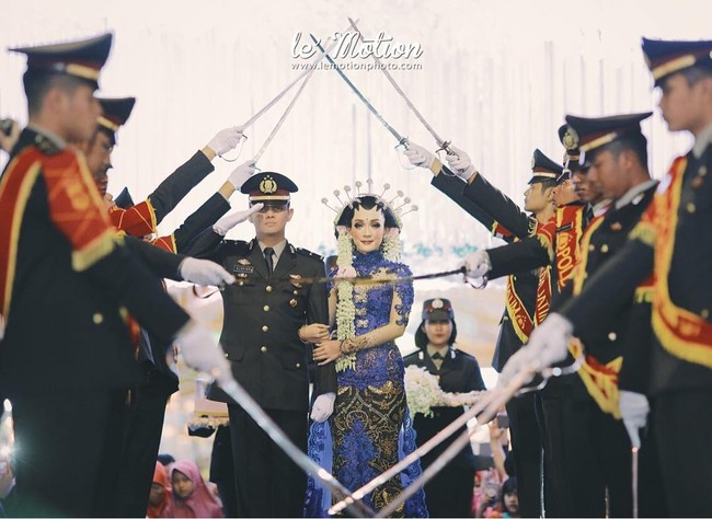 Aya dan Aldhi juga menjalani prosesi pesta pedang pora, tradisi pernikahan bagi perwira militer. Foto: Dok. Instagram Rio Motret dan Lemotionphoto