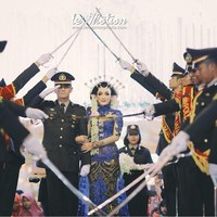 Aya dan Aldhi juga menjalani prosesi pesta pedang pora, tradisi pernikahan bagi perwira militer. Foto: Dok. Instagram Rio Motret dan Lemotionphoto