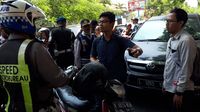 Seorang pengendara motor protes karena ditilang
