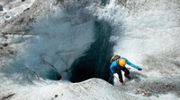 Setiap tahunnya tidak sedikit traveler atau peneliti yang masuk ke dalam Gletser Mendenhall. Mayoritas adalah traveler pecinta alam yang memotret kondisi gletser setiap tahunnya untuk perbandingan (Eric Guth/BBC)