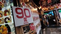 Pasar Tsukiji akan mulai buka dan menyediakan makan pagi untuk para pekerja di Pasar Tsukiji juga para wisatawan yang datang pagi hari hingga kira-kira jam makan siang.