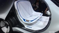 Ini adalah mobil super efisien, karena selain ukurannya kecil, juga tidak selalu butuh tempat parkir. Mobil ini bisa pulang sendiri ke rumah terus tanpa pengemudi.