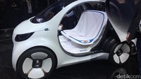 Sebagai penggerak, mobil ini dilengkapi baterai isi ulang Lithium-ion dengan kapasitas 30kWh. Saat tidak ada penumpang, mobil ini bisa mencari sendiri stasiun pengisian ulang.
