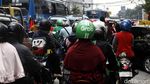 Hindari Macet dan Bekas Galian, Pemotor Terobos Trotoar