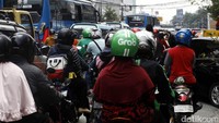 Pengendara sepeda motor terjebak kemacetan.