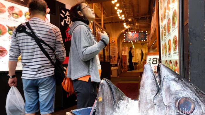 Tsukiji Fish Market merupakan pasar ikan terbesar di Jepang, bahkan Dunia. Ada sejak tahun 1935 dan memiliki dua area, di dalam dan luar pasar yang tak terlalu jauh dari pusat kota Tokyo.