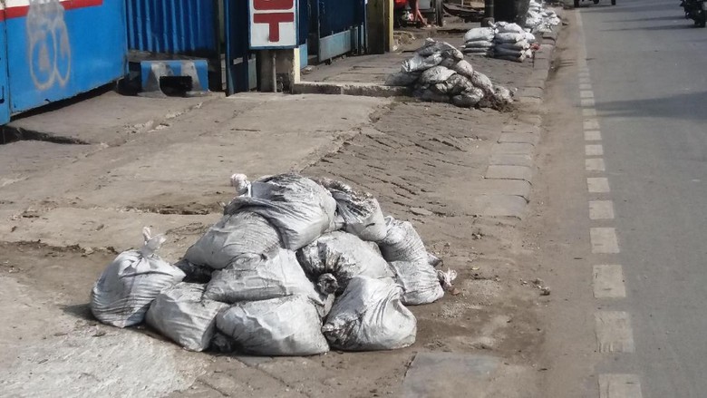 Jijik, 100 Ton Per Hari Lumpur Diangkut dari Selokan di Jakbar Jijik, 100 Ton Per Hari Lumpur Diangkut dari Selokan di Jakbar