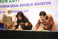 Direktur Perluasan dan Pelayanan Peserta BPJS Kesehatan Andayani Budi Lestari  dan Kepala Pusat Data dan Informasi Kesejahteraan Sosial Kemensos Said Mirza Pahlevi mendatangani perjanjian kerja sama yang disaksikan Menteri Sosial Khofifah Indar Parawansa (Foto: dok. BPJS Kesehatan)