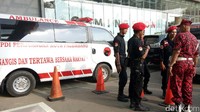 Para kader PDIP berjaga di kawasan Palembang Sport Convention Center (PSCC) (Raja Adil Siregar/detikcom)