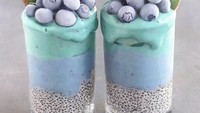 Warnanya cantik dengan campuran chia seed puding dengan hiasan buah cantik! Foto: Instagram naturally.jo