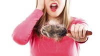 Rambut rontok atau kering bisa terjadi salah satunya dikarenakan efek samping dari obat-obatan yang dikonsumsi. Hal itu bisa berbahaya bagi folikel rambut. (Foto: iStock)