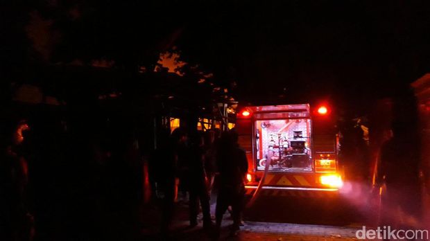 10 Kios Pasar Mebel ludes terbakar/