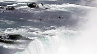 Erendira Wallenda (36), adalah pemain akrobat profesional yang kerap melakukan aksi-aksi menantang maut. Ini saat Erendira melakukan aksi bergelantungan di helikopter yang terbang di atas Air Terjun Niagara. Aksi ini dilakukan Erendira bulan Juni lalu (Mark Blinch/Reuters)