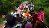 Para pengungsi Rohingya naik truk menuju kamp pengungsian. Foto: REUTERS/Danish Siddiqui