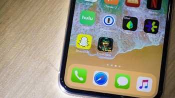 Jika ada satu fitur utama yang dibanggakan dari iPhone X ini jelas adalah layar OLED.  Foto: istimewa