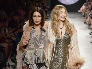 Sister Love! Bella Bantu Gigi Hadid yang Alami Malfungsi Busana di Catwalk