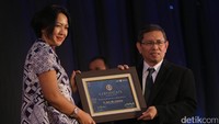 Okye Marlina Head of Business Management and Support Consumer Banking Group Bank DBS Indonesia menerima penghargaan Indonesia Banking Award 2017 Kategori The Best Bank In Retail Banking Service.