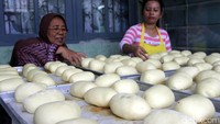 Setiap hari Orchid Bakery mampu memproduksi 500 roti berbagai jenis dengan omset mencapai 20 juta per bulan.