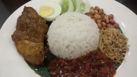 Nah yang satu ini nasi lemak buatan Pappa Jack Kopitiam. Nasi Lemak Pappa Jack berisi ayam kari, teri kacang goreng, telur rebus dan sambal goreng. Foto: dok. detikFood