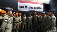 Para prajurit TNI melakukan koordinasi sebelum berangkat mengirimkan bantuan.
