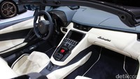 Mesin Lamborghini Aventador S atap terbuka itu dikawinkan dengan transmisi Independent Shifting Rod (ISR) tujuh percepatan. Foto: AN Uyung Pramudiarja