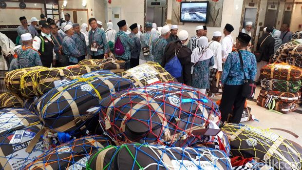  Senyum Jemaah saat Dimbau 'Jangan Curi-curi Waktu untuk Belanja'