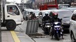 Hindari Macet dan Bekas Galian, Pemotor Terobos Trotoar