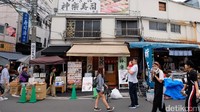 Pasar Tsukiji yang berlokasi di Chuo,Tokyo menawarkan sensasi belanja yang unik. Pasar yang sudah ada sejak 80 tahun lalu ini bisa jadi tempat belanja ikan segar hingga jajanan enak. Foto: Rachman Haryanto