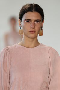 Tren Pakai Eyeliner Terbalik dari New York Fashion Week Spring/Summer 2018