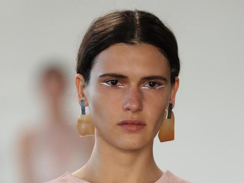 Wanita dengan Bentuk Wajah Seperti Ini Kurang Cocok Pakai Highlighter