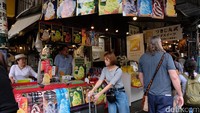 Pasar tersebut terlihat ramai.