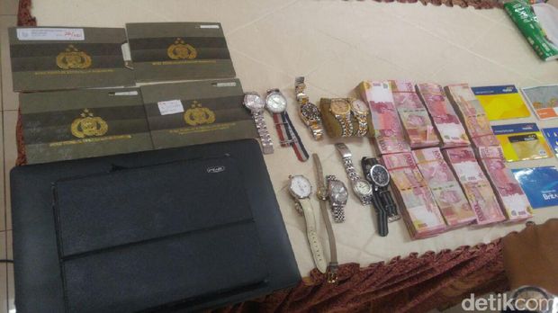 Trio pembunuh ini menggasak harta korban yang diperkirakan senilai Rp 1 miliar.