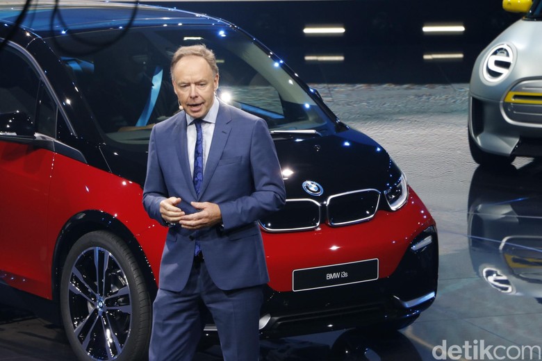 Anggota Dewan BMW yang membidangi Penjualan dan Merek, Ian Robertson di Frankfurt Motor Show Foto: Dadan Kuswaraharja Anggota Dewan BMW yang membidangi Penjualan dan Merek, Ian Robertson di Frankfurt Motor Show Foto: Dadan Kuswaraharja