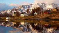 Tahukah kamu apa julukan yang disematkan untuk Norwegia? Julukannya adalah The Island of 100.000 Lakes. Ya, Norwegia diberkahi oleh banyak danau yang cantik. Bahkan danau terdalam di Eropa, yakni Danau Hornindalsvatnet saja ada di sana (Visit Norway)
