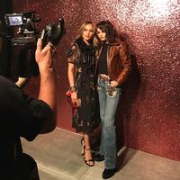 Cinta Laura bertemu Selena Gomez di New York Fashion Week.