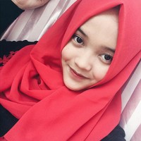 Komedian Entis Sutisna akrab disapa Sule, memiliki seorang putri berparas manis bernama Delina Andriany Sutisna. Ia merupakan putri kedua dari Sule. Foto: Instagram